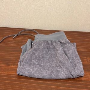 - Men’s small lululemon THE linerless short in marble grey. 7in